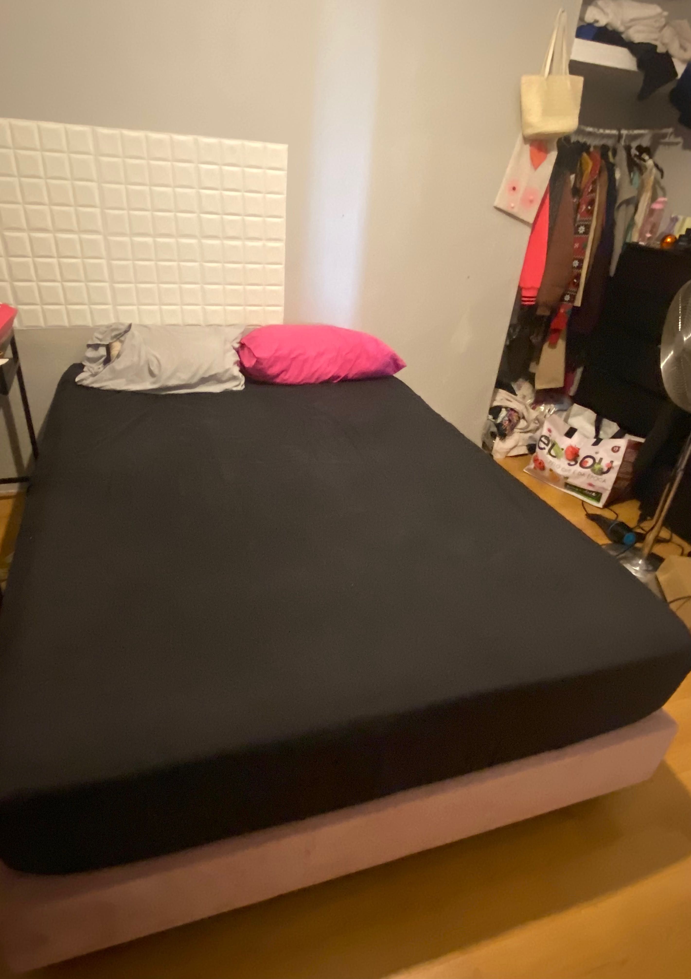 Sofá cama, cama, máquina de lavar roupa, mesa com 4 cadeiras, espelho,