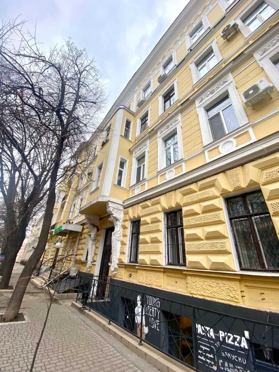 Продаються дві кімнати в  комуні в історичному центрі по вул.Садова