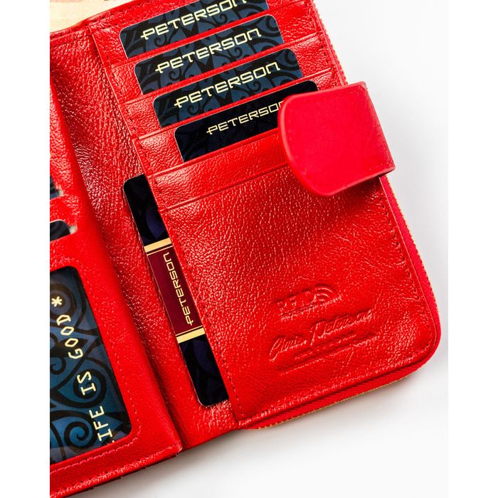 czerwony portfel w orientacji pionowej wykonany ze skóry naturalnej