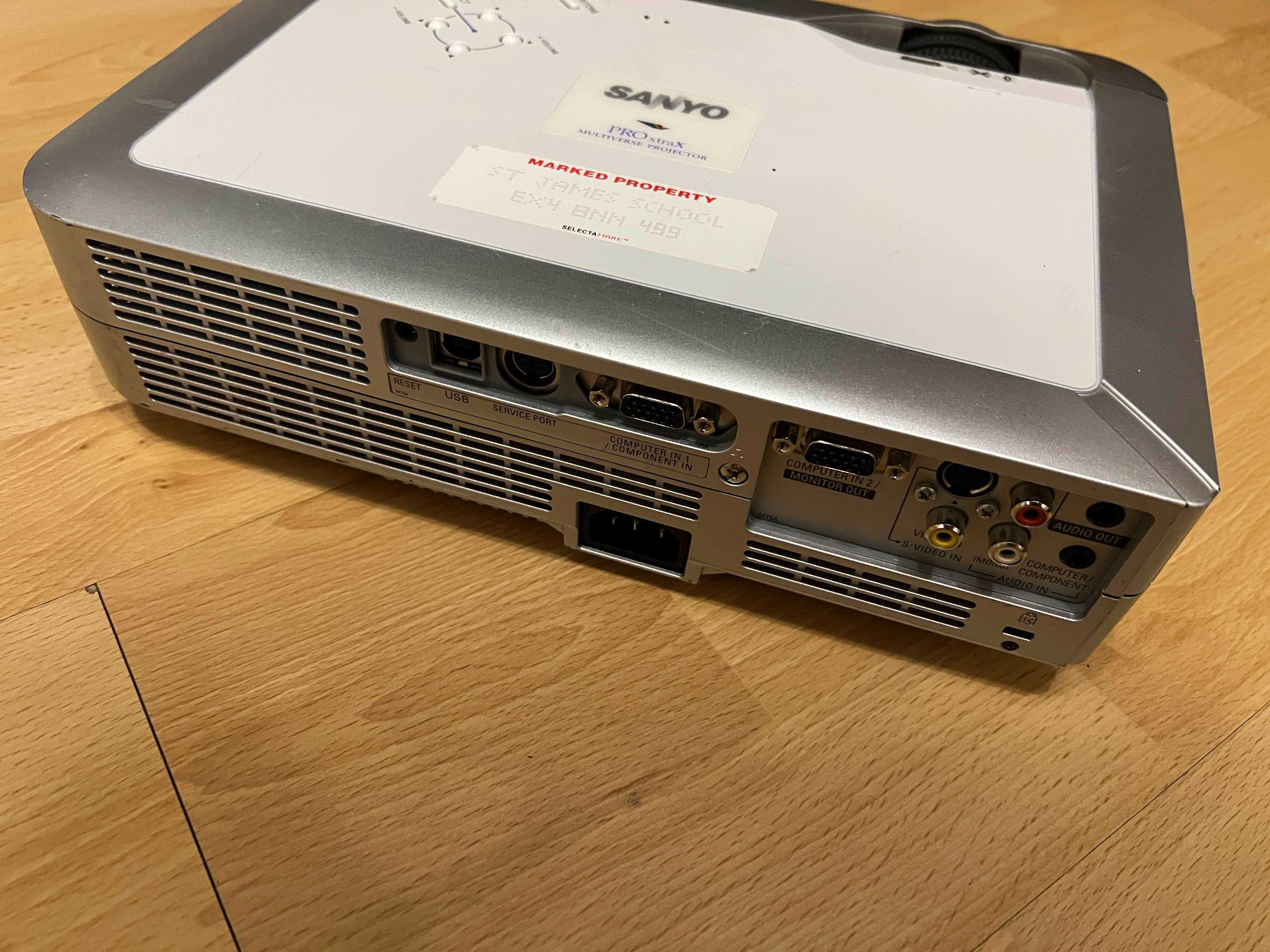 Projektor Sanyo PLC-XE30, uszkodzony