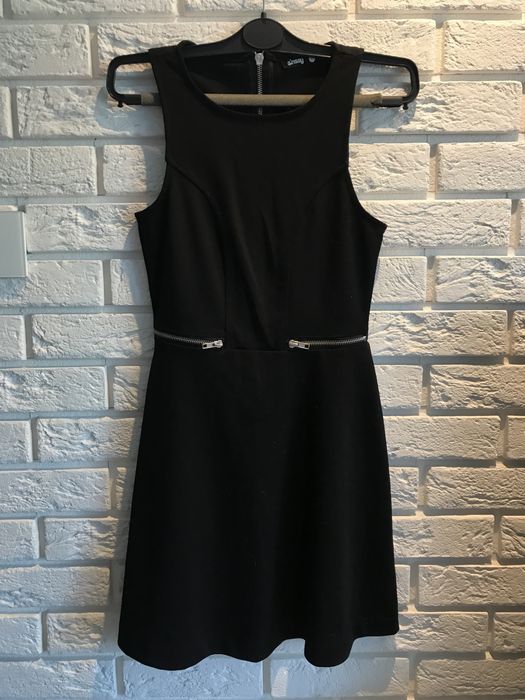 Czarna sukienka z suwakami