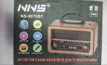 Brazowe radio w stylu retro
