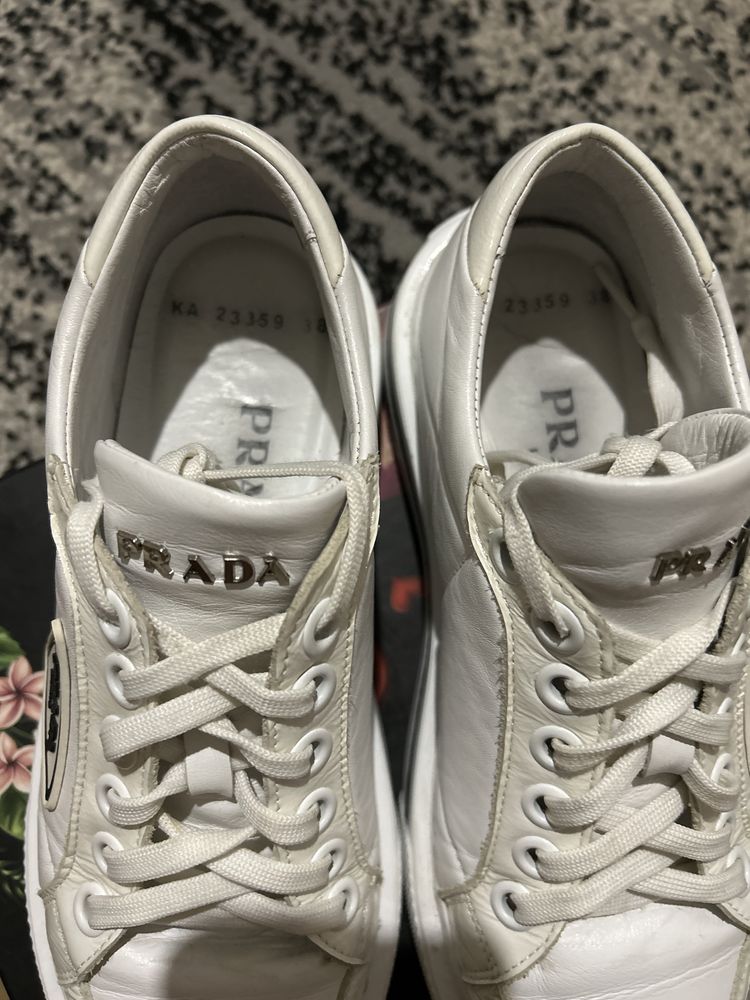 Кросівки шкіряні Prada