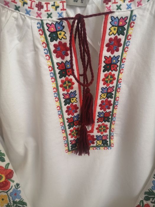 Жіноча вишиванка з червоними квітами S, M, L