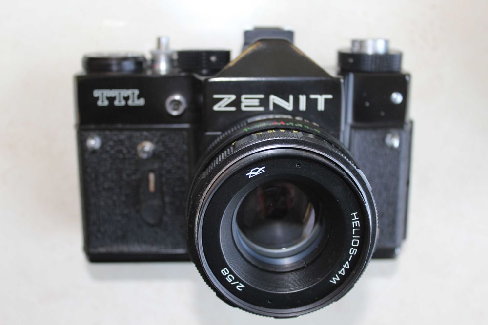 Aparat Zenit TTL, obiektyw Helios 44 M  wraz z lampą błyskową Eola