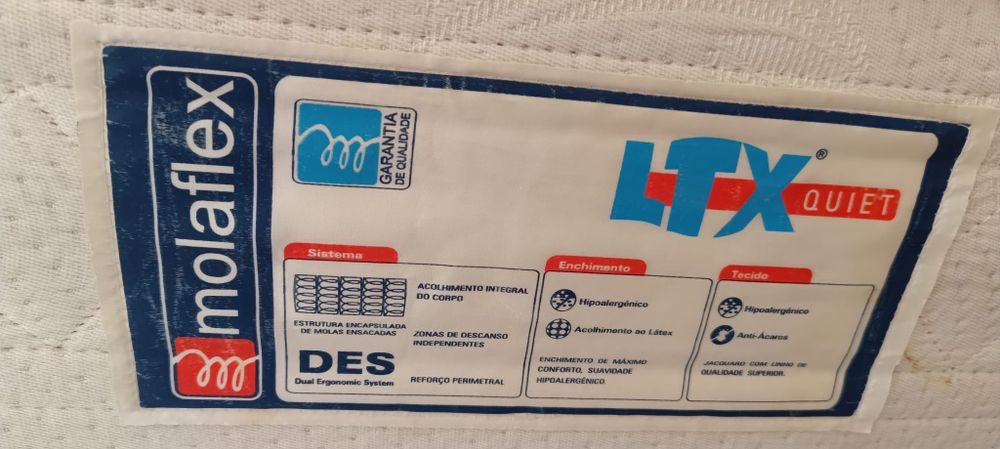 Cama de casal em Pinho com estrado elevatório e colchão