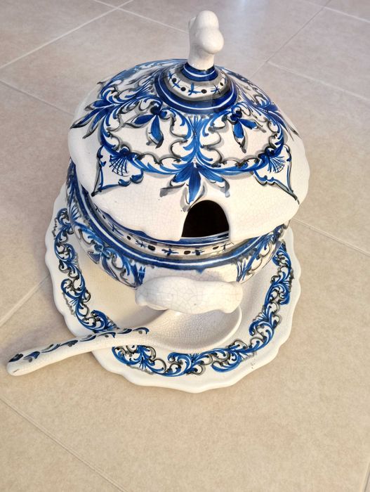 Terrina branca e azul de louça antiga de Alcobaça