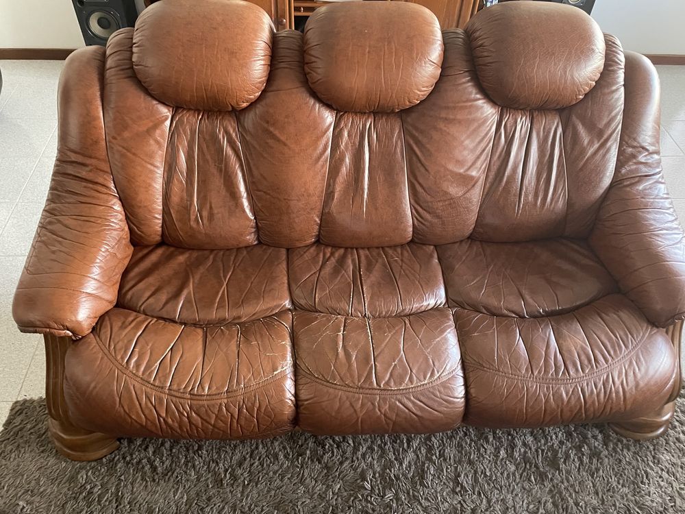 Poltronas e sofa em pele verdadeira cada unidade por 50€.