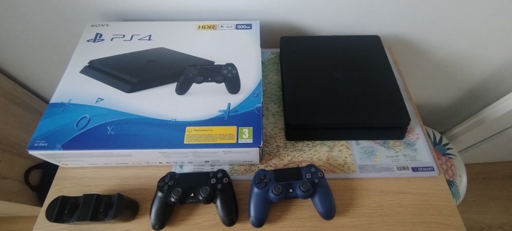 Konsola PS4  slim 500G komplet  2 pady z grami