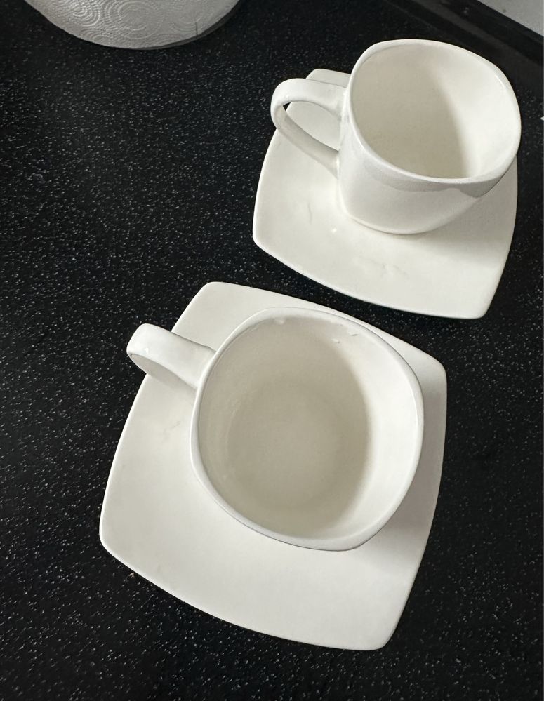Dwie ceramiczne filiżanki z talerzykiem