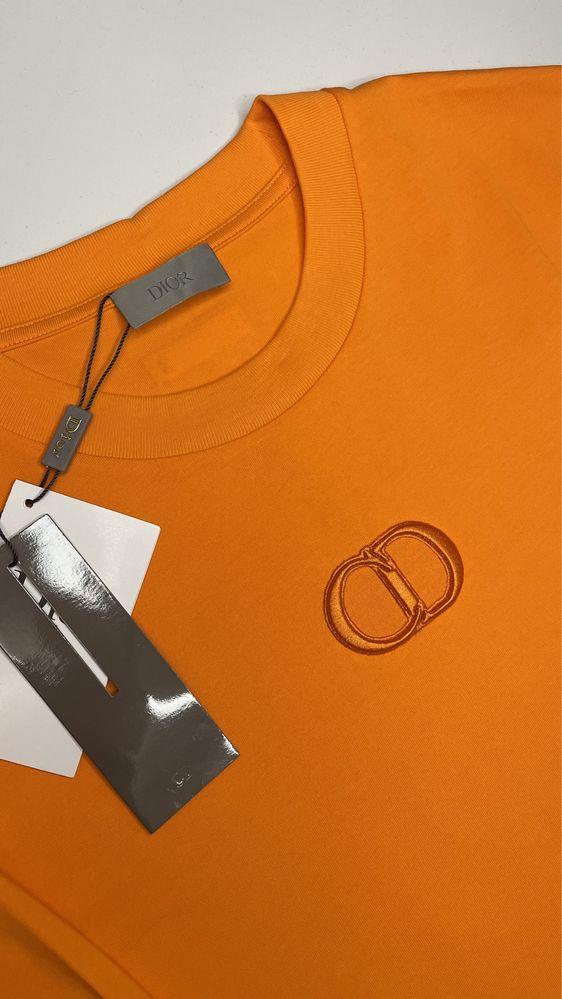 Оранжевая футболка бренд