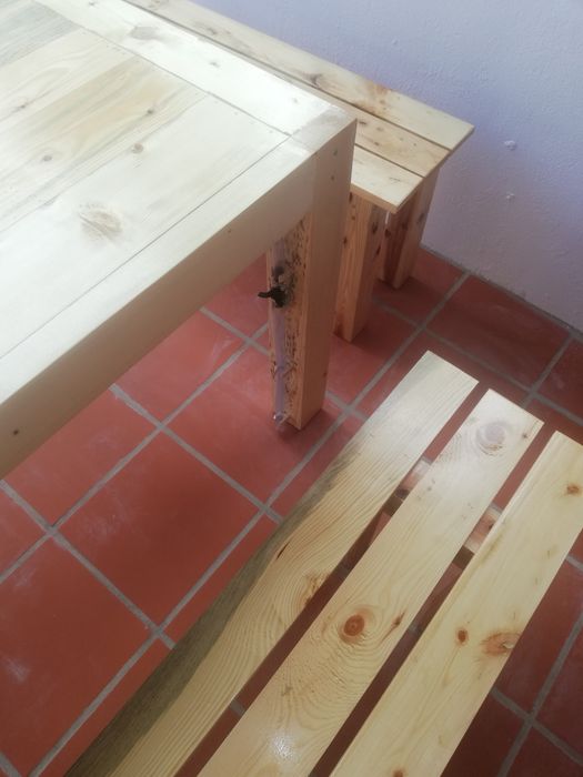 Conjunto de mesa e 4 bancos.