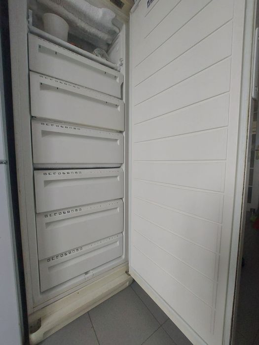 Congelador vertical com gavetas