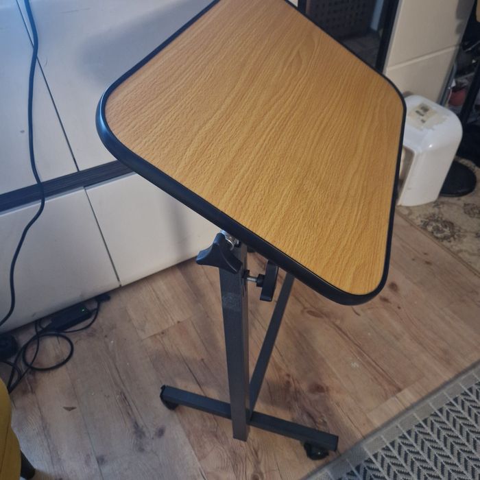 Stolik przyłóżkowy regulowany