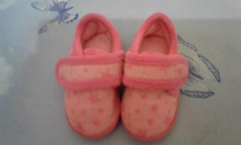 Продам детские  тапочки,босоножки,кроссовки