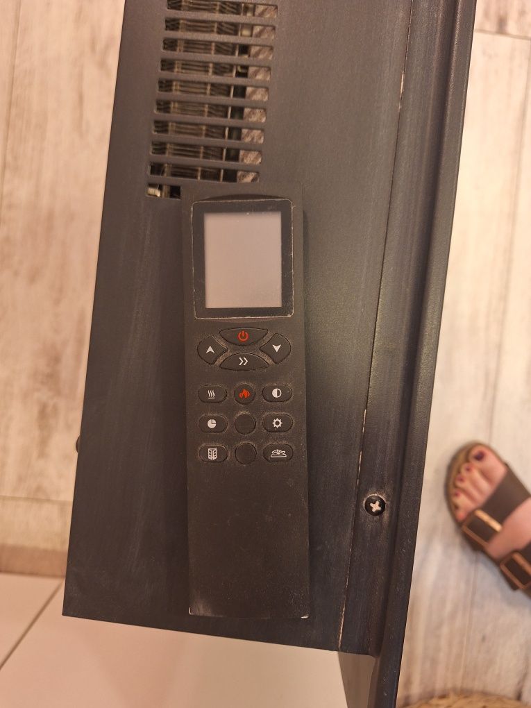 Kominek elektryczny z funkcją grzania
