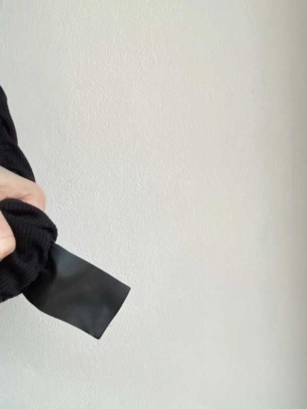 Czarna prążkowana sukienka z wycięciem na brzuchu H&M M/S