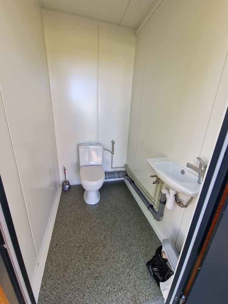 Pole kempingowe i namiotowe nad jeziorem