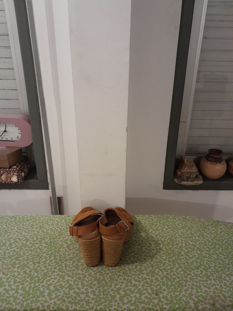 Vendo Sandálias de Senhora PULL&BEAR muito bonitas como novas