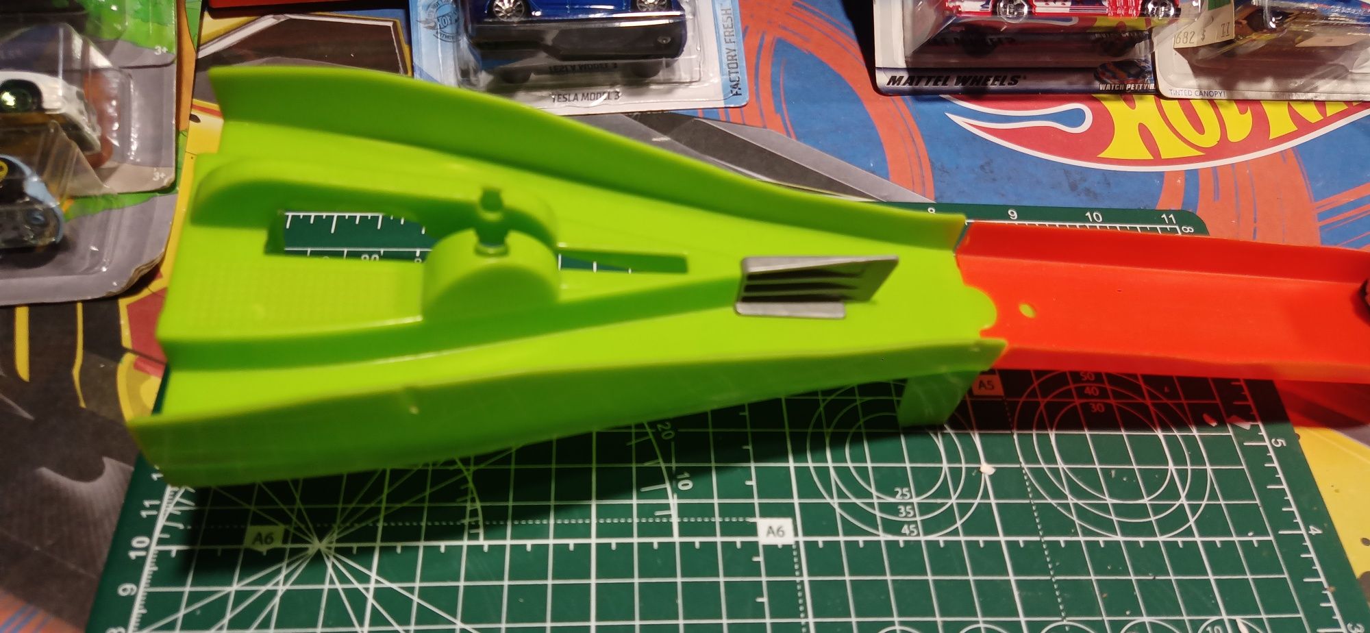 Hot wheels набор мини трасса Хот Вилс пилы, лезвия.машинка,пускатель,