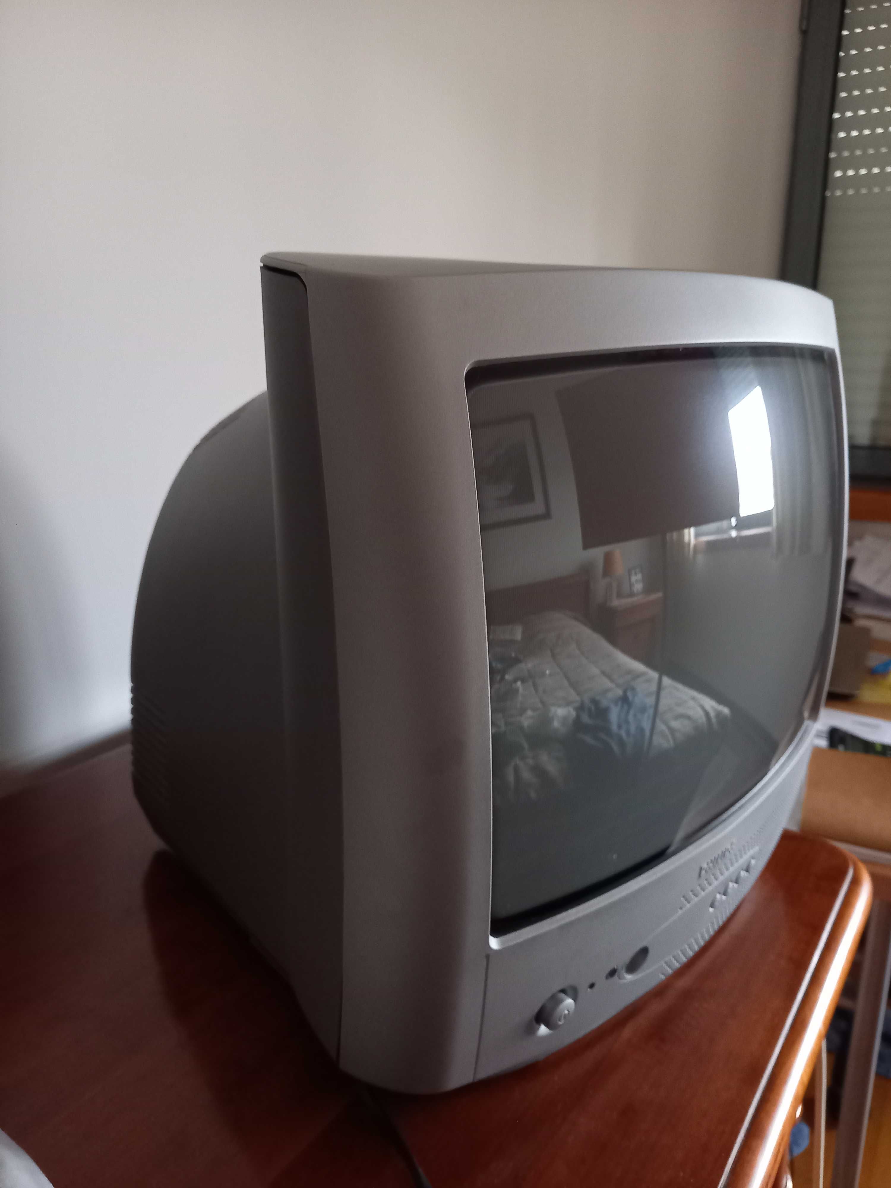 TV Philips - modelo antigo - em bom estado.
