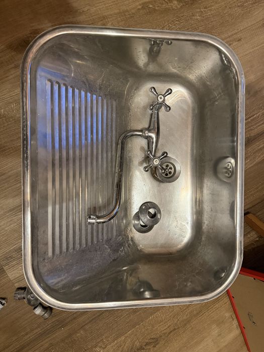 Zlew gospodarczy z baterią ścienna