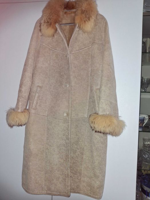 Jasny kożuch damski z odpinanym kapturem