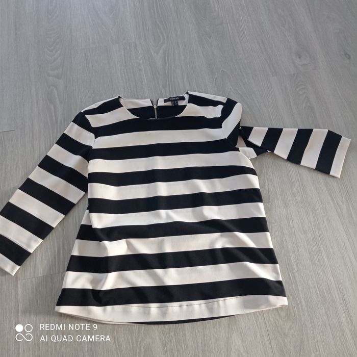 Blusa às riscas pretas e beges