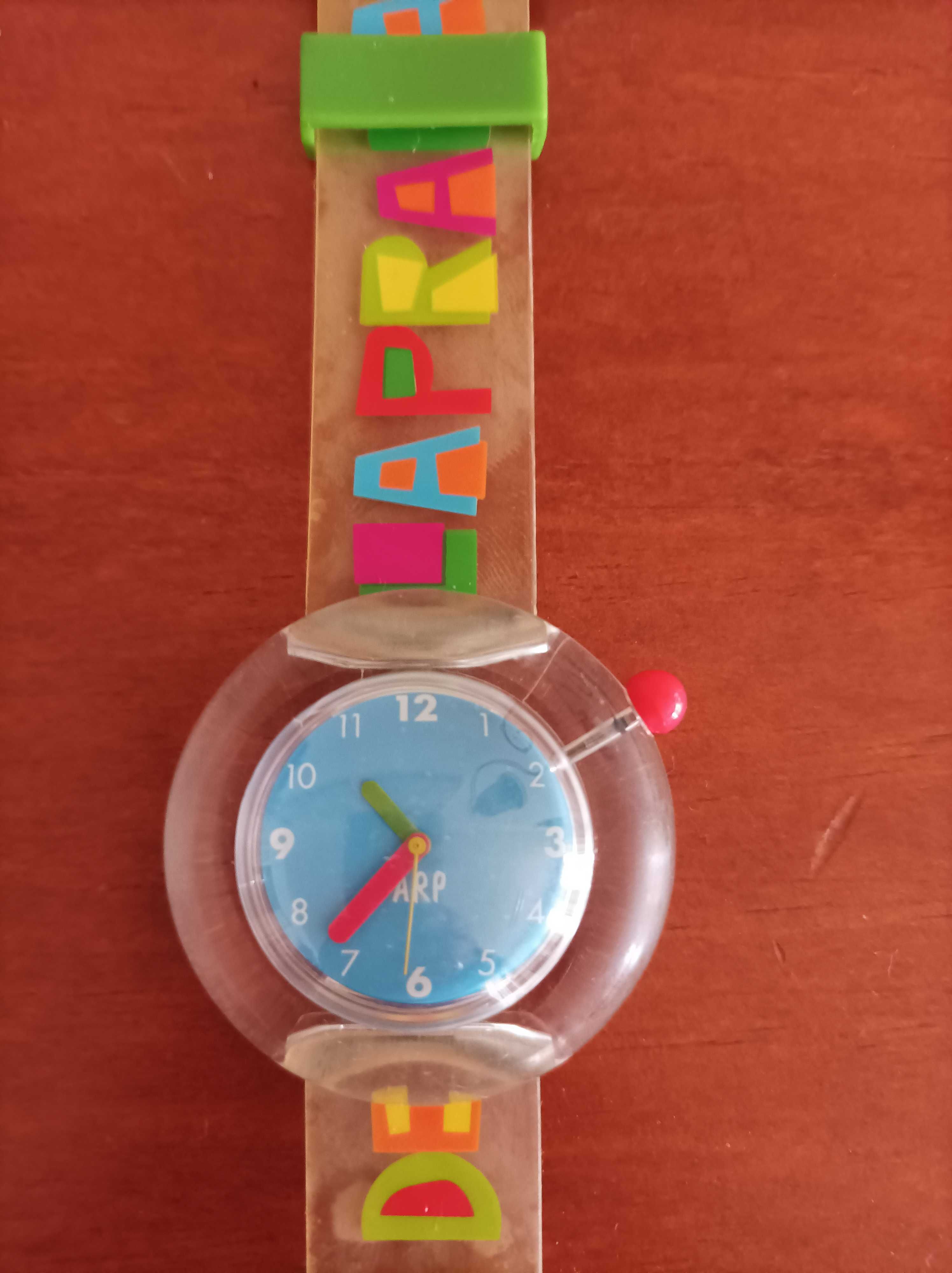Relógio om bracelete em plástico