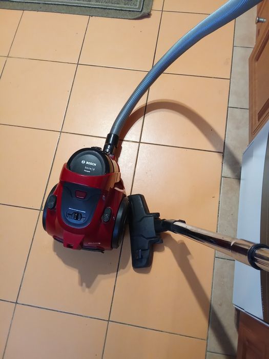 Пилосмок б/в Bosch  в робочому стані .