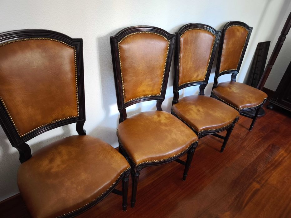 Mesa de sala de jantar com oito cadeiras em pele