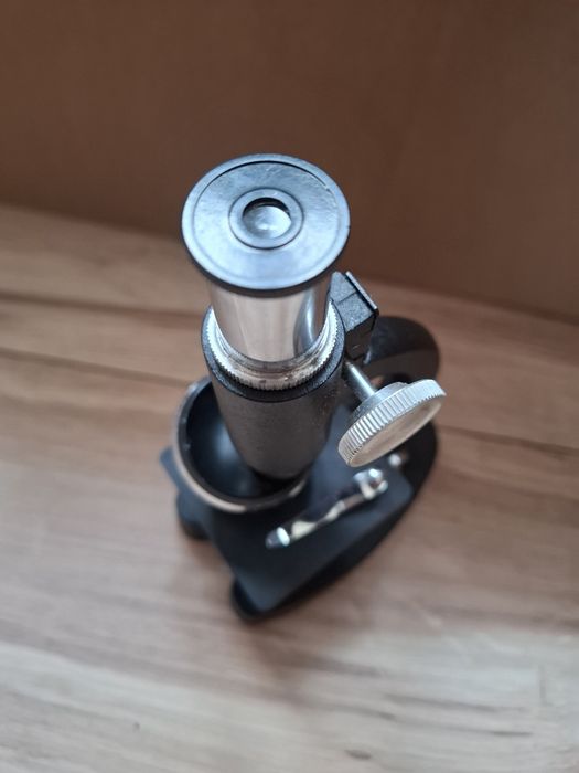 Mikroskop naukowy vintage uszkodzony