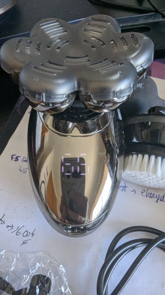Head-Shaver com 7 cabeças e acessórios 
Heads can be rinsed to be clea