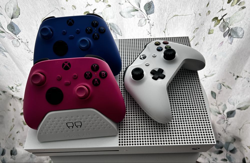 Xbox One S 1TB + 3 pady + gry + ładowarka – kompletny zestaw!
