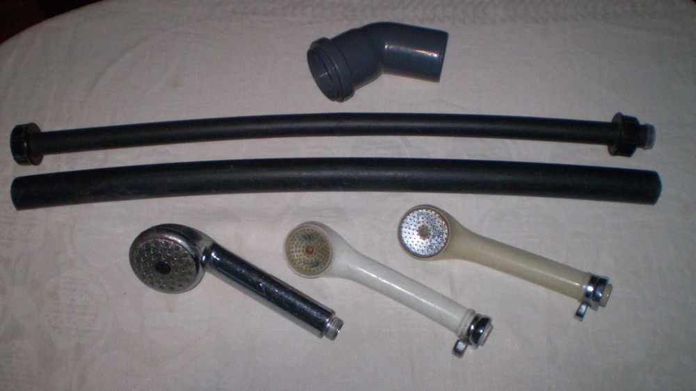 Пластиковый уголок,шланги и лейки для смесителя под шланг разные.