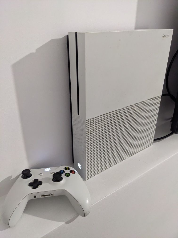 продам XBox One S 1Tb