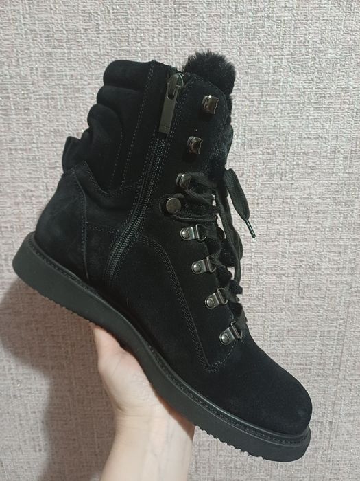 Чорні замшеві жіночі ботинки,черевики  відомого бренду 39розміру
