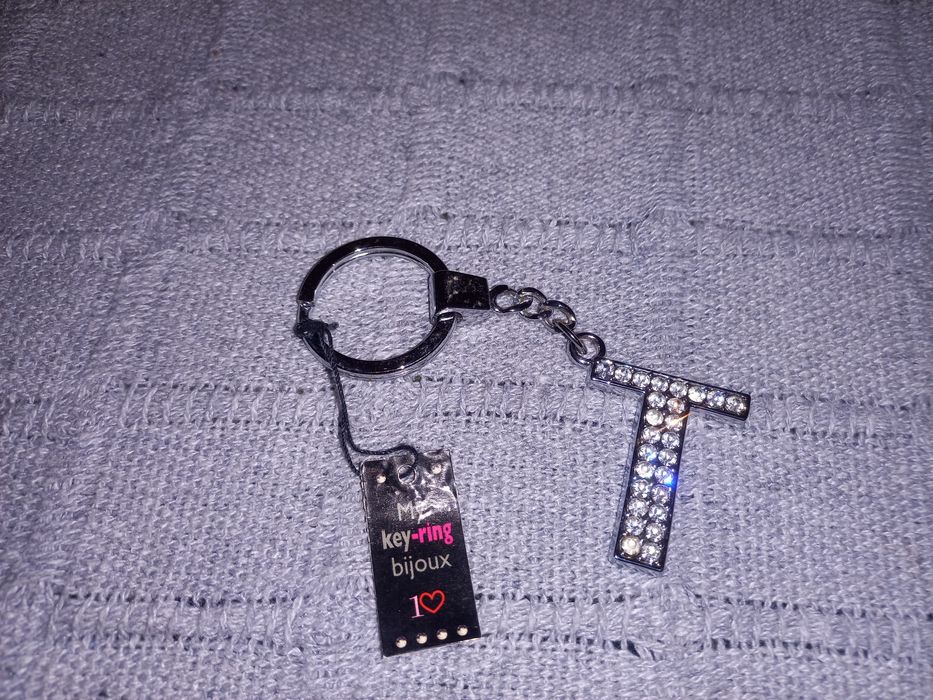 Porta-chaves letra T com brilhantes