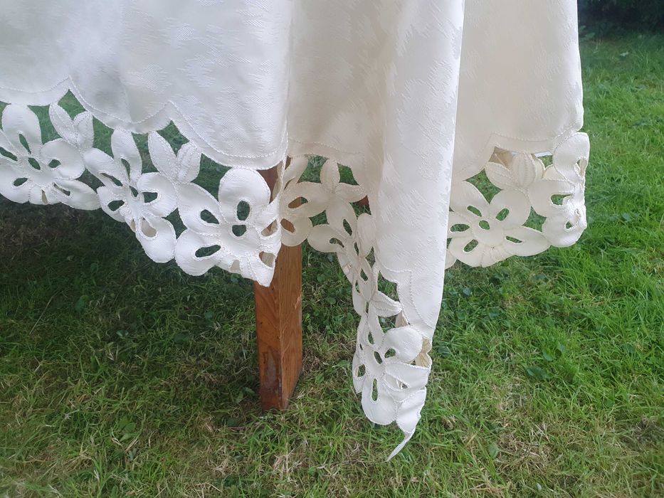 Obrus kremowy ażurowy