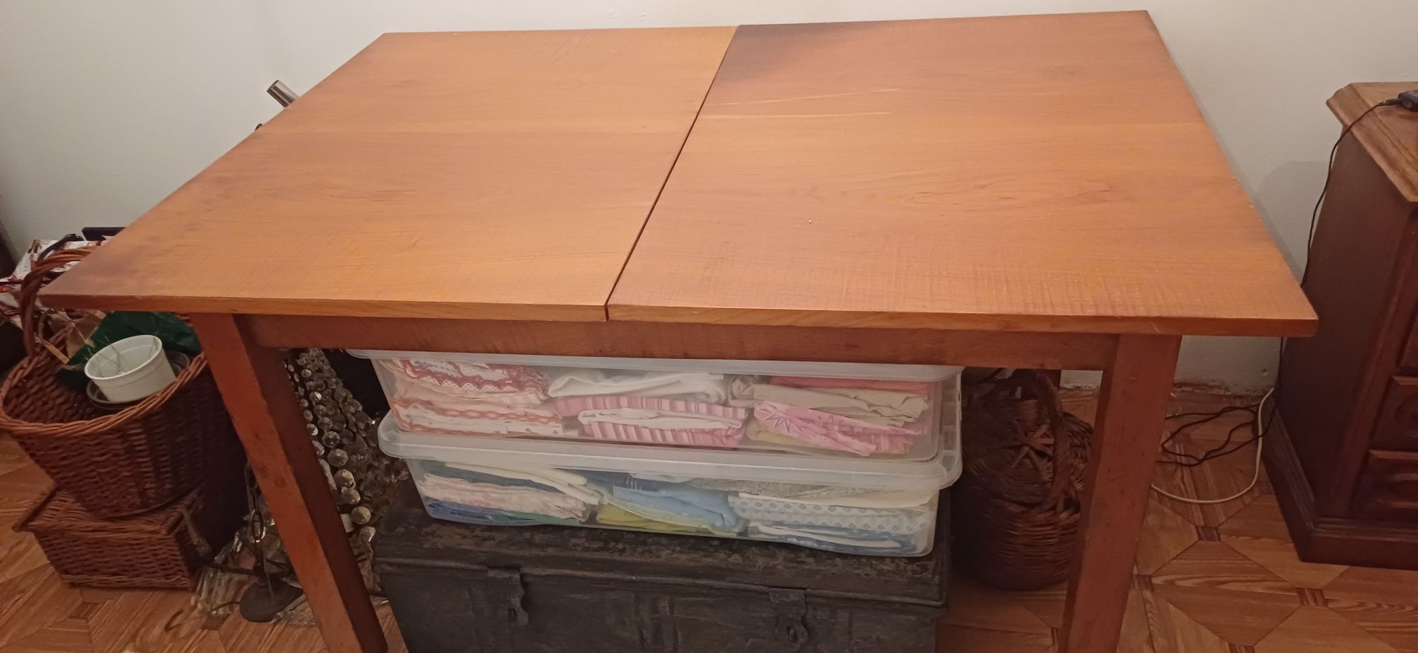 Mesa de sala jantar em madeira maciça verniz lacado