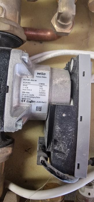 Rozdzielacz do ogrzewania wraz z pompą