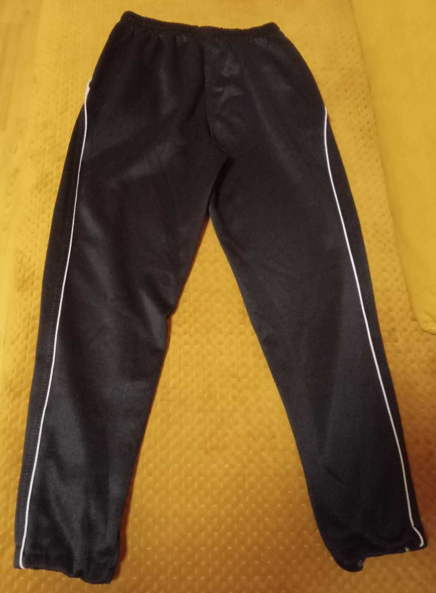Świetne sportowe spodnie Umbro na 152 cm