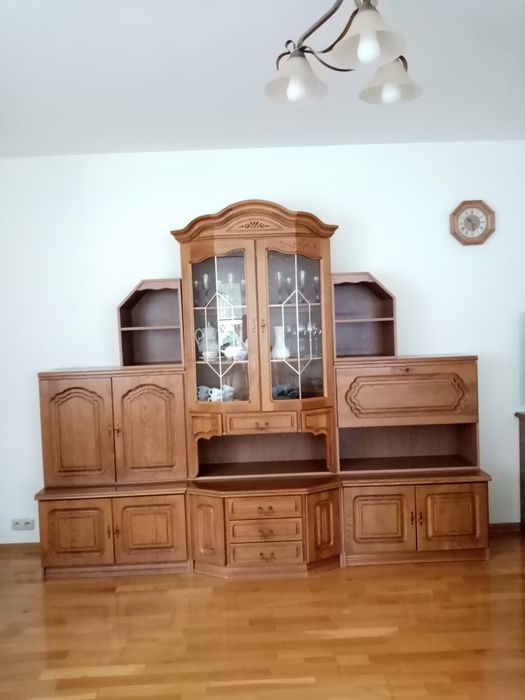 Meblościanka z drewnymi frontami