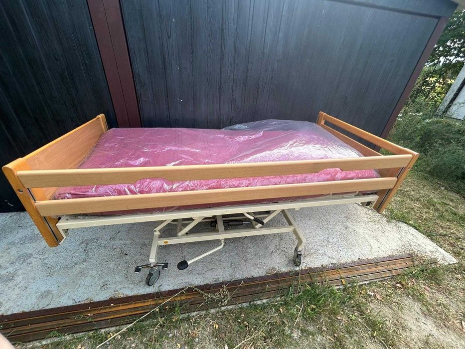 Używane regulowane łóżko rehabilitacyjne z materacem