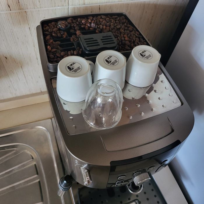 Máquina café automática Delonghi magnífica S