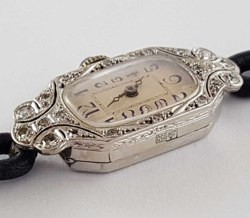 Zegarek z platyny i złota zdobiony diamentami  - lata 20-te XX wieku