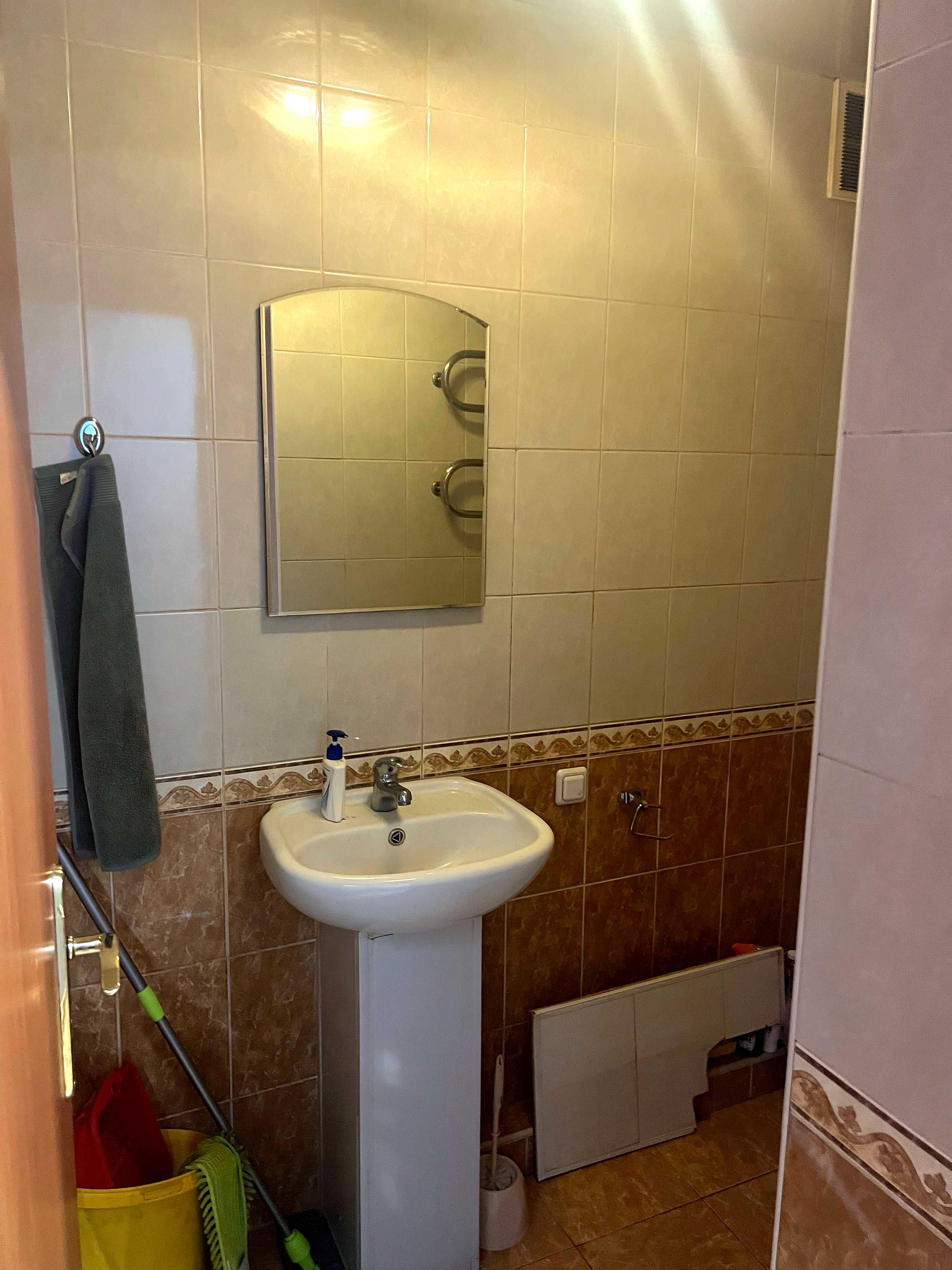 Продам 1 кім. квартиру-офіс на пр. Науки (Гагаріна), червона лінія.