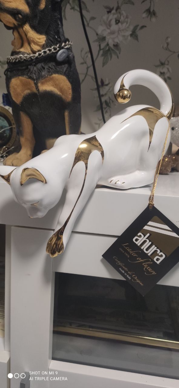 Статуетка порцелянова  Кішка з піднятим хвостом статуэтка  фарфор Італ