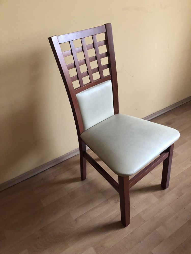 Krzesła drewniane .