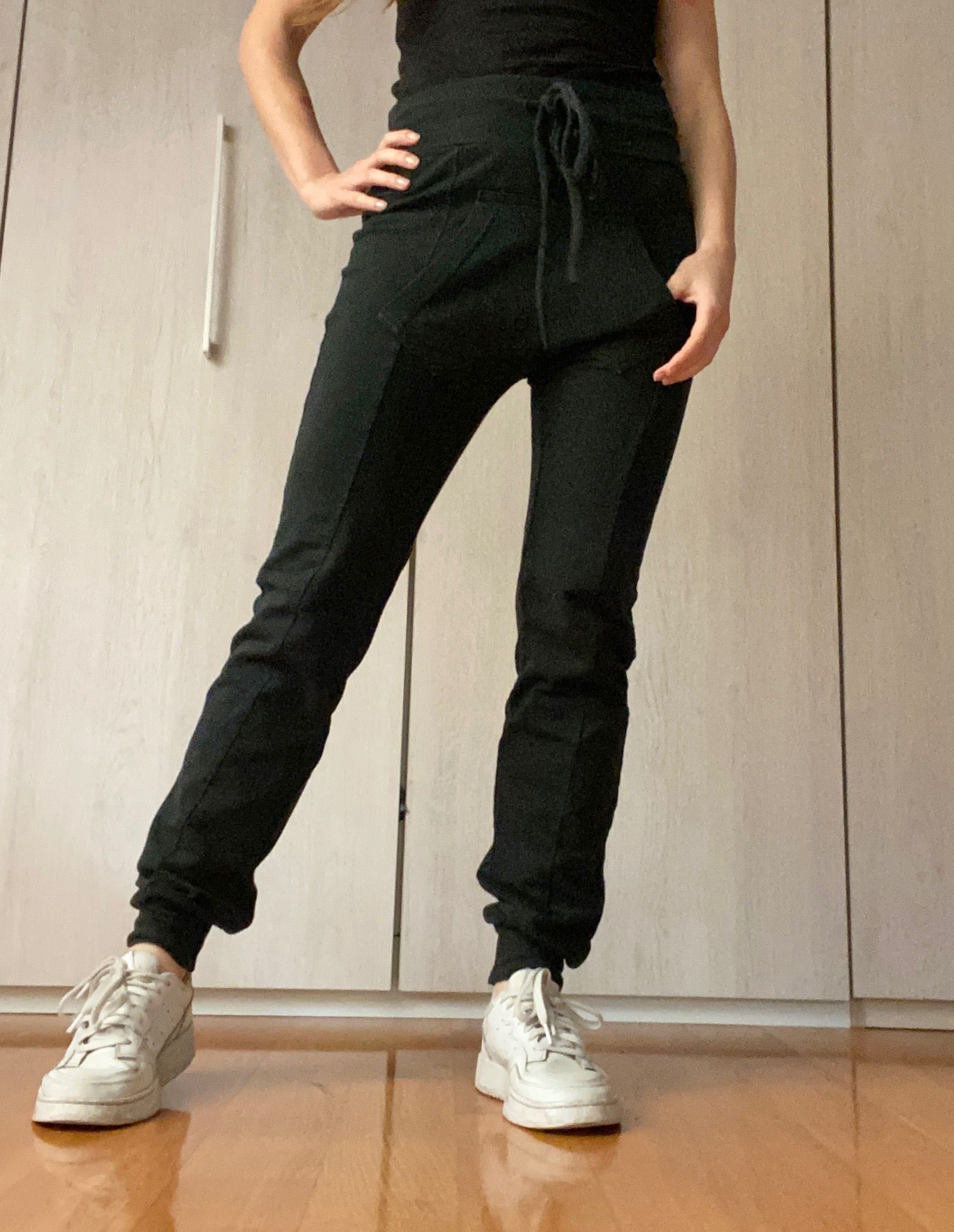 czarny dres czarne spodnie dresowe Unisono rozmiar S